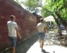 В начале курортного сезона на набережной Феодосии вновь появились «голубятники», предлагающие услуги по фотографированию с птицами.